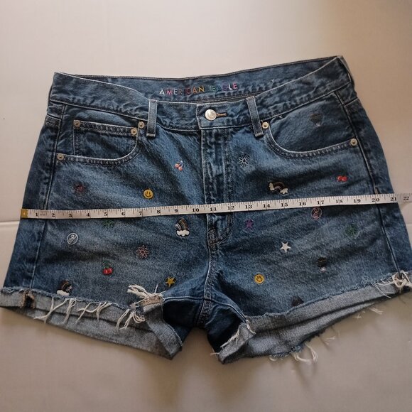 American Eagle Relaxed  Medium Wash Embroidered Frayed Shorts Women’s Size 12 - Picture 10 of 16